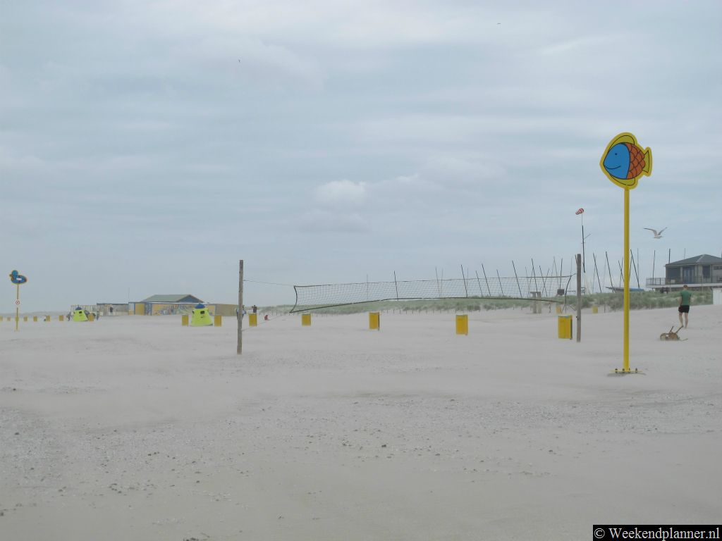 Je kunt over het strand naar de dorpen 's-Gravenzande en Monster lopen. Hier liggen vakantieparken vlak achter de duinen. Het is ongeveer 15 km lopen naar Kijkduin en Scheveningen.